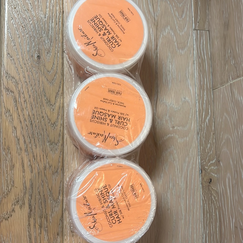 COCONUT & HIBISCUS
CURL & SHINE
HAIR MASQUE
w/ Silk Protein & Neem Oil